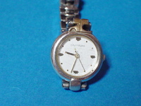 珍品　デザイン　クレージュの女性用腕時計　MADE　IN　JAPAN