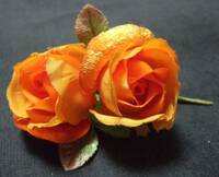 オレンジ色 ２つのバラのかわいいコサージュ（花/薔薇/ばら）