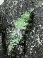 4.5ｋｇ 北海道八田鉱山産のウバロバイト 灰クロム柘榴石 　鉱物　原石　横の長さ：15ｃｍ　　縦の長さ：約10ｃｍ