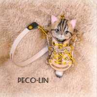 PECO-LIN 羊毛フェルト　レザークラフト　キジトラの子猫　掴まれ脱力ポーズストラップとアンティーク調本革ホルダー　猫雑貨　ミニチュア