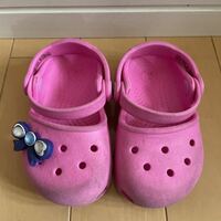 送料込み　クロックス　サンダル 女の子　ピンク crocs C5/13cmくらい　キラキラ紫のリボンシビッツ付き　送料無料