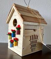 【新品・未使用・即決】可愛い 小鳥の巣箱 バードウォチィング バードハウス 三角屋根 お花畑