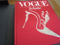 洋書ヴォーグシューズ100年　豪華写真集　VOGUE: Schuhe　エレガンス　美しさ　デザイン　靴　マノロ ブラニク　ブラックBOX入り　美品