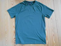 １回使用のみ　ピークパフォーマンス　半袖速乾Tシャツ　 S（アジアサイズくらい）深緑色　peakperformance