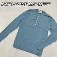 【KATHARINE HAMNETT】キャサリンハムネット ヘンリーネック ニット セーター 長袖 薄手 水色 ライトブルー