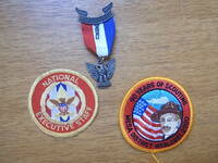 rボーイスカウトUSAの勲章とパッチ2枚