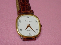 クレージュ　女性用腕時計　角型　薄型　ホワイト　ＭＡＤＥ　ＩＮ　FRANCE