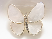 キュービックジルコニアが輝く　輝石　シェルホワイトトーン　蝶々　バタフライデザインモチーフ　金色が差し色で素敵なブローチ◆