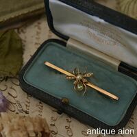 英国アンティーク 1910年頃 15金 天然ペリドット、天然シードパール 昆虫のブローチ