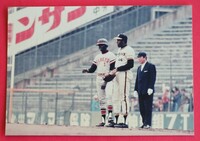 Lサイズのカラー生写真/ウイリアムス選手(阪急)とアルトマン一塁手(阪神)