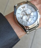 アルマーニ　新型のマブいシルバーフェイスのメンズ腕時計