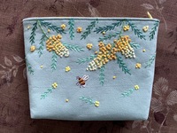 ハンドメイド、手刺繍、「蜜蜂と満開のミモザのファスナー付きポーチ」3　、