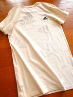 アディダス　adidas☆バックプリントが可愛い☆使えるコットン半袖Tシャツ　ゆったりシルエット　トップス　カットソー