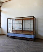 古い水色タイルのガラスケース　アンティークアトリエショーケース食器棚飾り棚陳列棚店舗什器