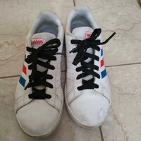 【中古】アディダス靴　24センチ靴紐がもとは白色でしたが黒に変えてます。もとの白色靴紐は付属していません。