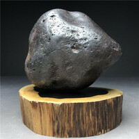 隕石・鉄隕石・磁石にくっつく・原石　マダガスカル　重さ約1239ｇ　黒檀木台付き