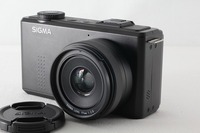 ◆ほぼ新品◆SIGMA シグマ DP1 Merrill 広角レンズ デジタルカメラ◇M44331