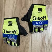 送料無料★チームTinkoff-SaxoBank by sportful 海外M メンズ ハーフフィンガー 自転車用 パッド付きグローブ 手袋 スポーツフル 良質 n114
