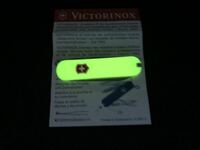 VICTORINOX　ヴィクトリノックス　新品未使用　マルチツールナイフ　夜光または蓄光タイプ　キーホルダーに最適なサイズ