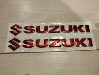 スズキステッカー　２枚セット　立体ステッカー　SUZUKIステッカー　カーステッカー　バイクステッカー　赤色