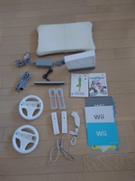 任天堂 ニンテンドーWii　本体　バランスボード　ソフト（WiiFit,マリオカート2本）Wiiリモコン　Wiiハンドル