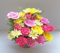 ☆フェルトで作った黄色とピンクのバラの花、可愛い花たち☆