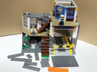 送料無料即決希望　レゴパーツセット　ブロック外し　プレート　階段　柱　壁　水槽　60174の一部　パソコン　牢屋　草　建築　イス　人形