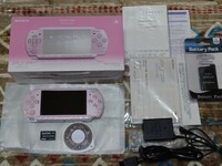 美品 PSP 2000 本体 ローズピンク バッテリー 充電器 メモリースティック 説明書類 ハガキ 箱 勇者のくせになまいきだ