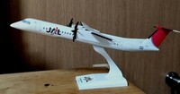 日本航空JAL ボンバルディアDHC-8-400　1/100 旧塗装　中古品
