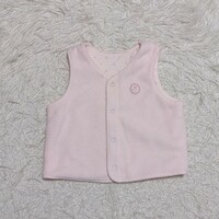 【送料無料】bebe　べべ　ベビー　ベスト　フリーサイズ　ピンク　刺繍ロゴ　子供服