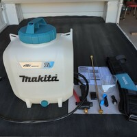 マキタ18V充電式噴霧器MUSD７L中古美品（注意！バッテリー無し）計量カップ、ノズル未使用