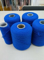 ロイヤルブルーのウール100%スラブ毛糸 約２キロ ケイト シュシュ ピアス タッセル 手織り手編み 引き揃え糸 ファンシーヤーン 