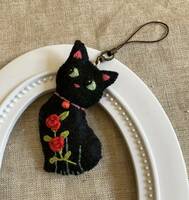 ハンドメイド 黒猫とバラ ストラップ 刺繍 ねこ 薔薇 フェルト 赤 7